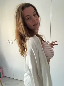 TenderLaGlamor online show from 11-18-25, 12:20