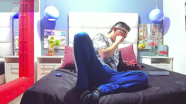 Snapshot of Max_Walker3 chatting on 10-28-25, 02:42 Max Walker3 online show from 10-28-25, 02:42