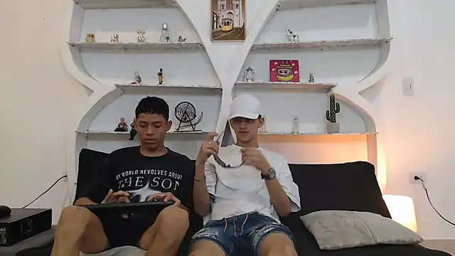 Snapshot of BEAUTY_BOYS1 chatting on 11-27-25, 07:10 BEAUTY BOYS1 online show from 11-27-25, 07:10