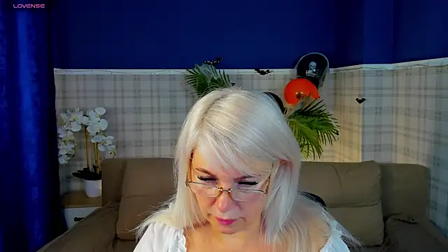 Snapshot of Hella_Fabel chatting on 10-31-25, 01:17 Hella Fabel online show from 10-31-25, 01:17