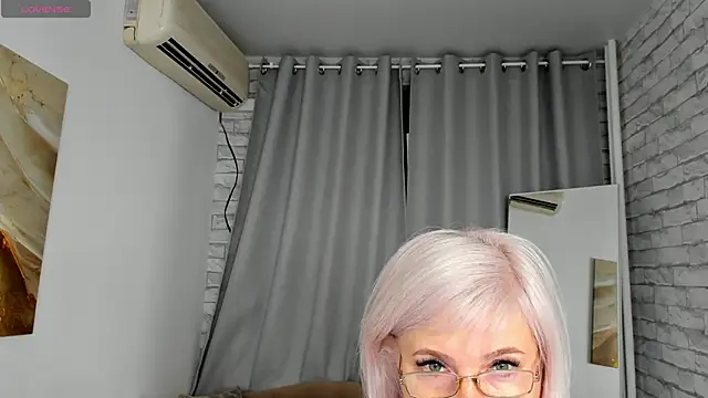 Snapshot of Hella_Fabel chatting on 12-14-25, 01:11 Hella Fabel online show from 12-14-25, 01:11