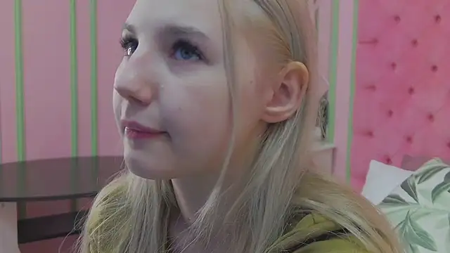 Snapshot of Sky_Cutie chatting on 06-15-26, 04:15 Sky Cutie online show from 06-15-26, 04:15