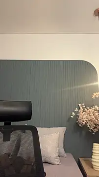 AliceRitter online show from 12-15-25, 05:28