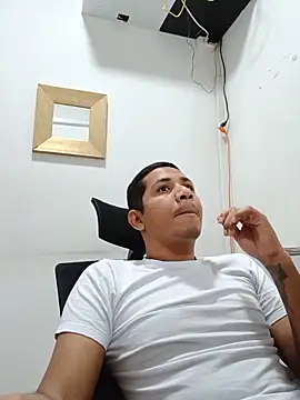 Snapshot of JoaoSalgado chatting on 06-11-26, 04:32 JoaoSalgado online show from 06-11-26, 04:32