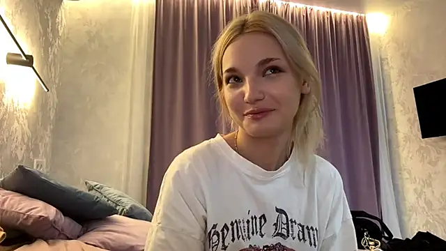 Snapshot of MycuteMolly chatting on 09-29-25, 01:05 MycuteMolly online show from 09-29-25, 01:05