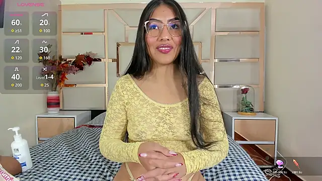 Snapshot of luna_maisonn chatting on 06-27-26, 01:17 luna maisonn online show from 06-27-26, 01:17