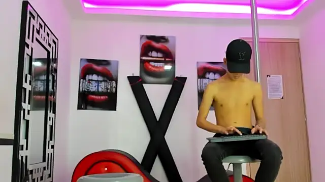 PRETTY FEM online show from 10-22-25, 01:33