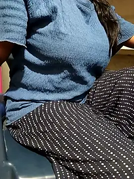 Snapshot of Aaradhya_Sharma chatting on 12-18-25, 09:04 Aaradhya Sharma online show from 12-18-25, 09:04