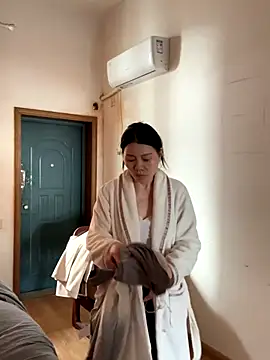 xiiuuff18 online show from 12-16-25, 01:43