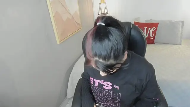 Julieth brown  online show from 11-19-25, 07:47