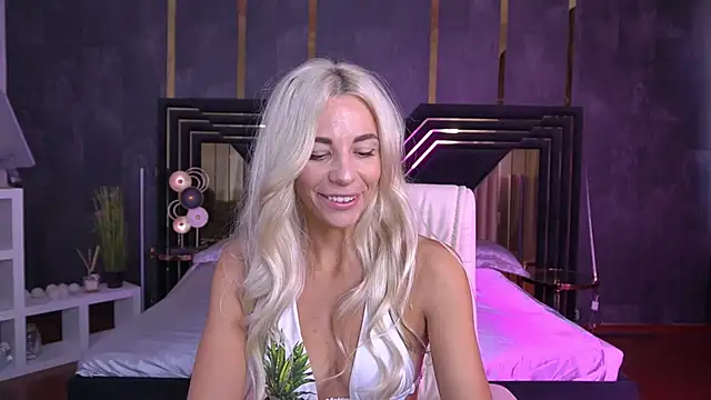 Snapshot of BellaRayyy chatting on 09-28-25, 06:19 BellaRayyy online show from 09-28-25, 06:19