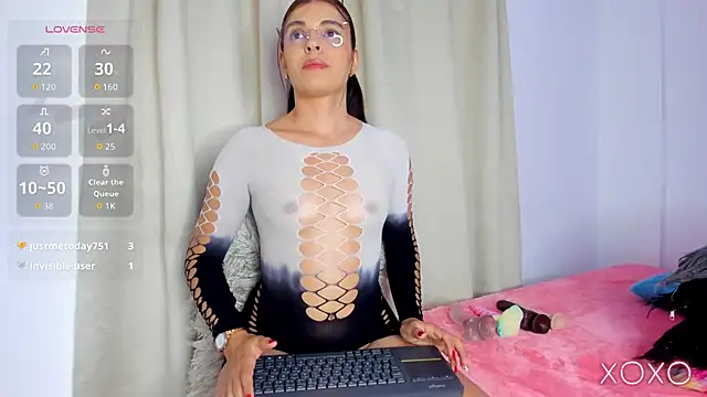 hailey hadid online show from 03-12-26, 07:09