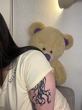 Snapshot of NicoleLeinn chatting on 10-22-25, 02:34 NicoleLeinn online show from 10-22-25, 02:34