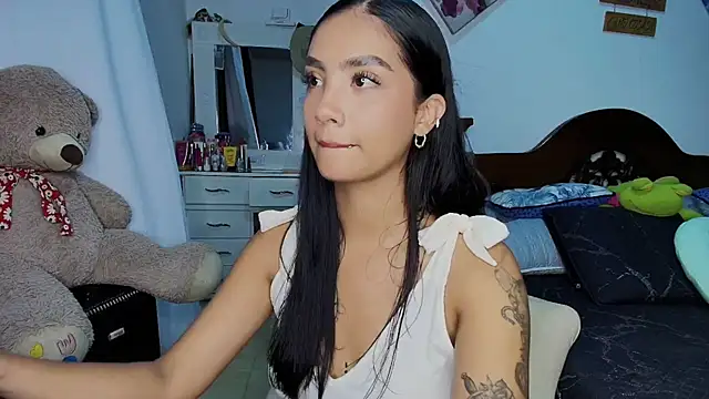 Snapshot of mia_yireth chatting on 10-08-25, 12:19 mia yireth online show from 10-08-25, 12:19