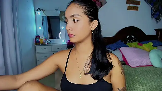 Snapshot of mia_yireth chatting on 10-17-25, 01:53 mia yireth online show from 10-17-25, 01:53