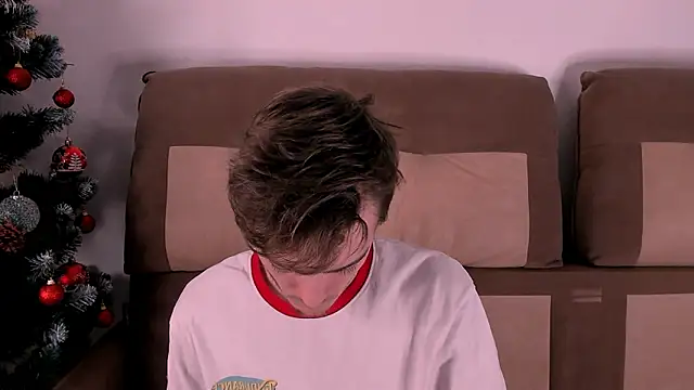 Snapshot of spider____man chatting on 12-17-25, 04:35 spider man online show from 12-17-25, 04:35