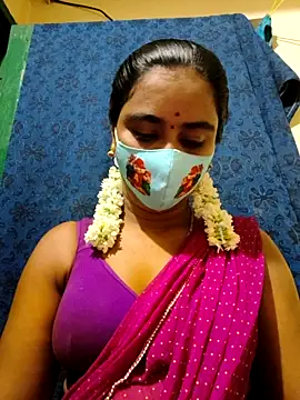 Snapshot of mini-queen chatting on 10-15-25, 05:57 mini-queen online show from 10-15-25, 05:57