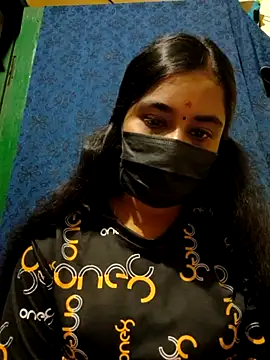 Snapshot of mini-queen chatting on 10-28-25, 05:26 mini-queen online show from 10-28-25, 05:26