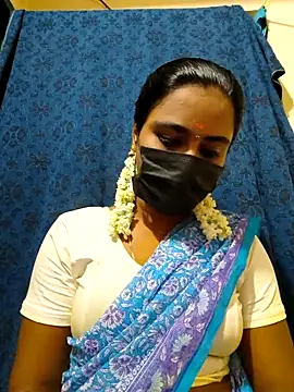 Snapshot of mini-queen chatting on 11-18-25, 04:55 mini-queen online show from 11-18-25, 04:55