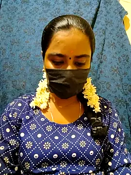 Snapshot of mini-queen chatting on 11-24-25, 06:07 mini-queen online show from 11-24-25, 06:07