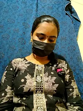 Snapshot of mini-queen chatting on 12-17-25, 11:27 mini-queen online show from 12-17-25, 11:27