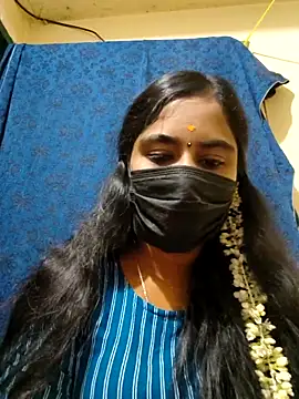 Snapshot of mini-queen chatting on 12-18-25, 07:36 mini-queen online show from 12-18-25, 07:36