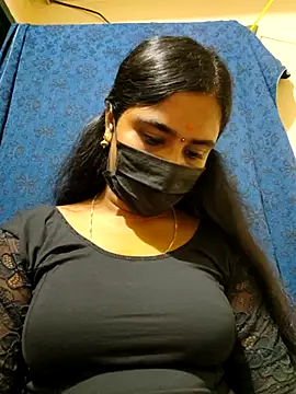 Snapshot of mini-queen chatting on 12-18-25, 07:53 mini-queen online show from 12-18-25, 07:53