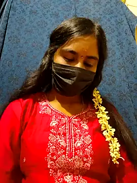 Snapshot of mini-queen chatting on 12-19-25, 10:33 mini-queen online show from 12-19-25, 10:33