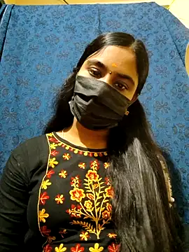 Snapshot of mini-queen chatting on 12-20-25, 03:30 mini-queen online show from 12-20-25, 03:30