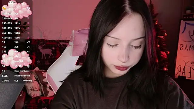 Snapshot of YourLittleDevil chatting on 12-17-25, 01:28 YourLittleDevil online show from 12-17-25, 01:28