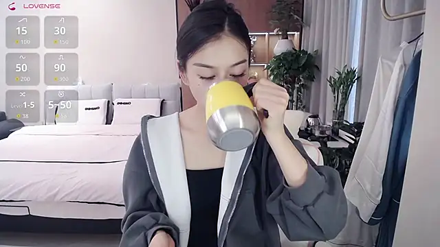 Snapshot of Xiao-zuzongl chatting on 12-14-25, 12:16 Xiao-zuzongl online show from 12-14-25, 12:16