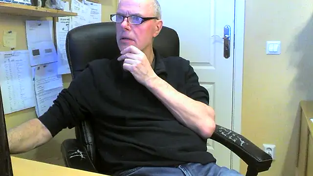 Snapshot of Klipparn chatting on 02-05-26, 02:33 Klipparn online show from 02-05-26, 02:33