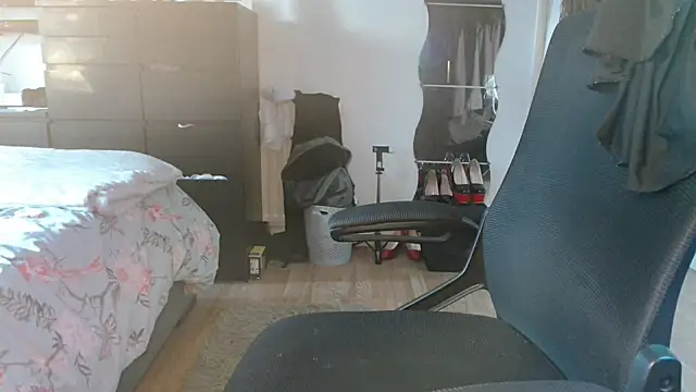 Snapshot of Prill940 chatting on 10-25-25, 04:13 Prill940 online show from 10-25-25, 04:13