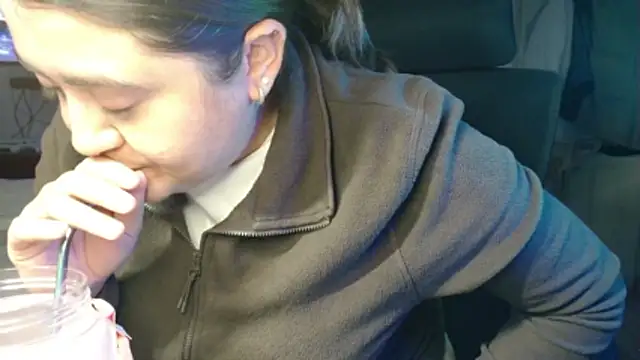 Snapshot of Prill940 chatting on 10-28-25, 06:39 Prill940 online show from 10-28-25, 06:39