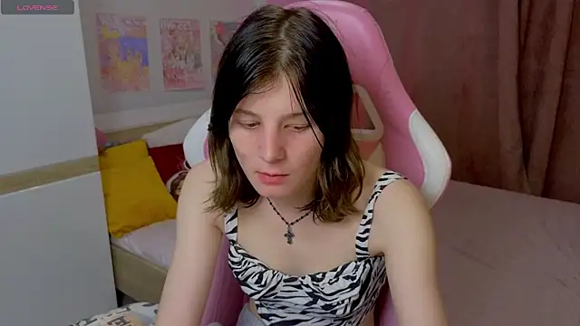 Snapshot of EllinEverly chatting on 06-19-26, 10:24 EllinEverly online show from 06-19-26, 10:24