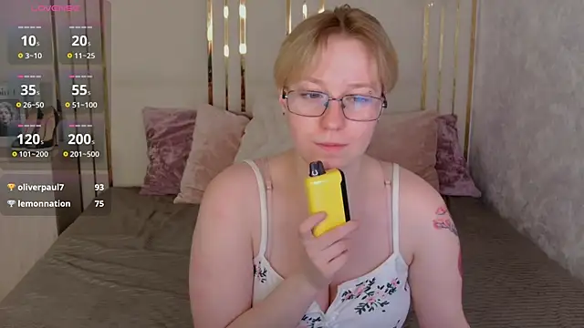 Snapshot of AlexandraGreen chatting on 05-16-26, 01:02 AlexandraGreen online show from 05-16-26, 01:02