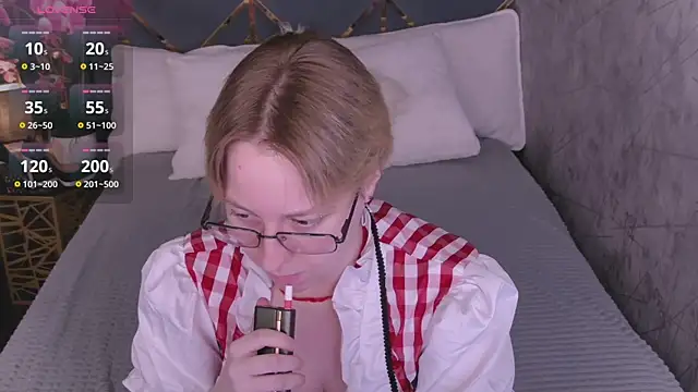 Snapshot of AlexandraGreen chatting on 06-14-26, 04:31 AlexandraGreen online show from 06-14-26, 04:31
