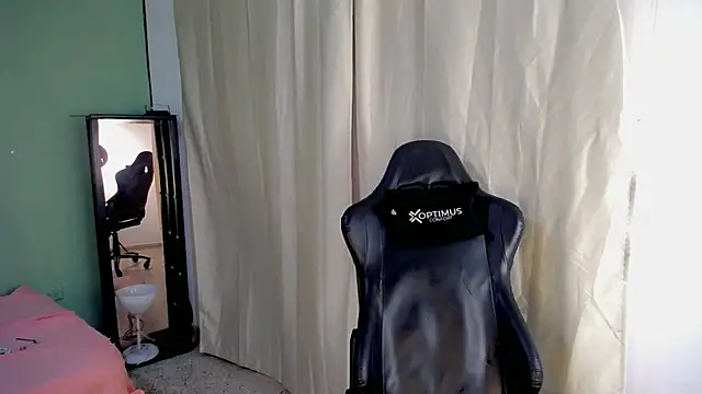 dilan hott  online show from 11-19-25, 08:31