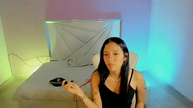 Snapshot of mishel_hott chatting on 09-15-25, 08:20 mishel hott online show from 09-15-25, 08:20