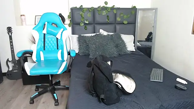 Amnesia  online show from 09-26-25, 01:04