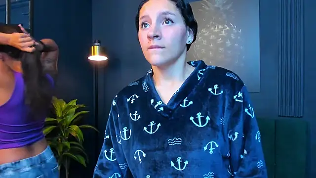 Snapshot of aliceandsia chatting on 09-29-25, 12:10 aliceandsia online show from 09-29-25, 12:10