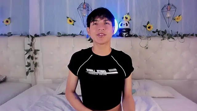 AleAurarashi online show from 11-30-25, 01:31