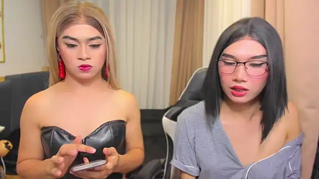 Snapshot of MaxCollins chatting on 12-18-25, 08:15 MaxCollins online show from 12-18-25, 08:15