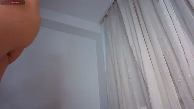 Snapshot of SkinnyMode chatting on 10-14-25, 01:06 SkinnyMode online show from 10-14-25, 01:06