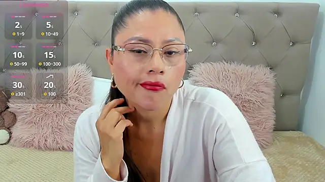 Snapshot of Isbettyche chatting on 10-17-25, 10:01 Isbettyche online show from 10-17-25, 10:01