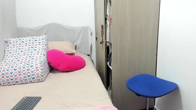 Snapshot of Isbettyche chatting on 10-31-25, 12:55 Isbettyche online show from 10-31-25, 12:55