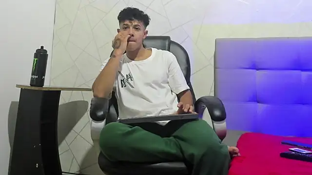 Alex Colton7 online show from 12-14-25, 03:34