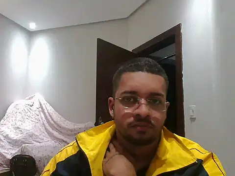 Snapshot of Mitt1993b chatting on 10-21-25, 07:36 Mitt1993b online show from 10-21-25, 07:36