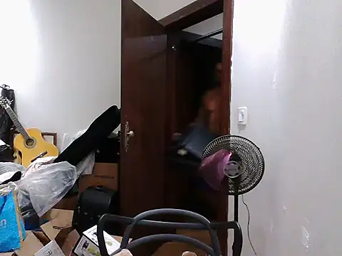 Snapshot of Mitt1993b chatting on 12-05-25, 01:42 Mitt1993b online show from 12-05-25, 01:42