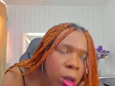 Snapshot of LicyEvans1 chatting on 10-28-25, 01:47 LicyEvans1 online show from 10-28-25, 01:47